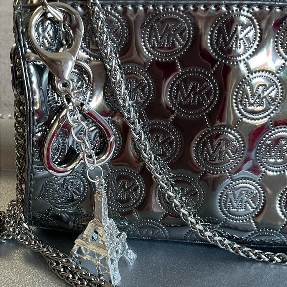 💗MICHAEL KORS💗 SILVER CROSSBODY PURSE - Picture 3 of 10